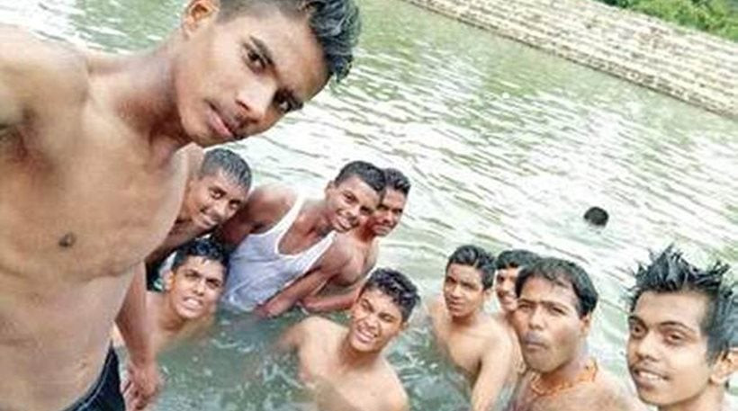 Φρίκη! Φωτογραφίζονται ενώ πίσω τους πνίγεται ο φίλος τους